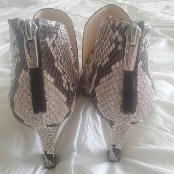 VINCE CAMUTO Women's Gray Snake Print Ankle Boots, Size 9 - Picture 4 of 5